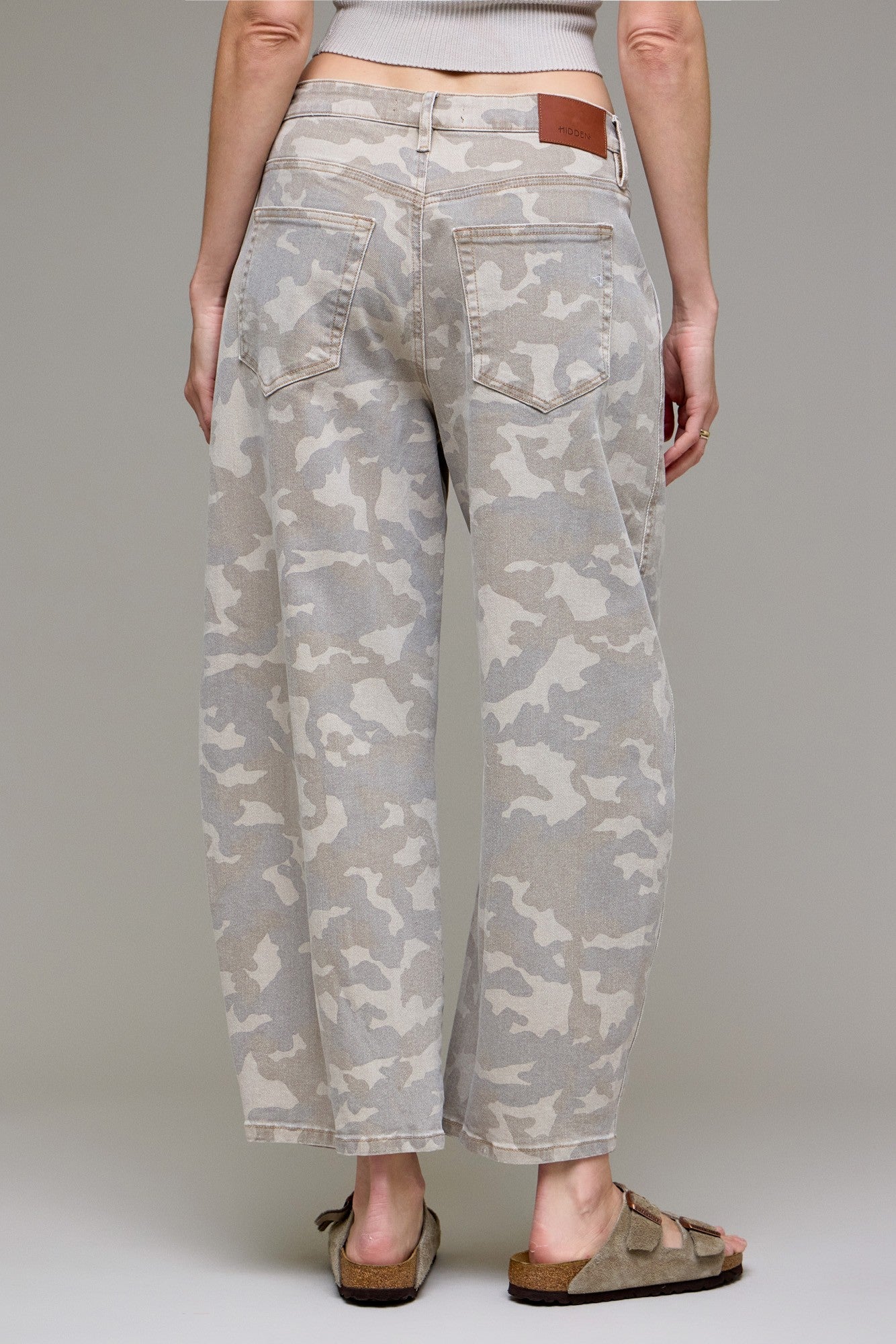 Hidden Cropped Barrel Jean