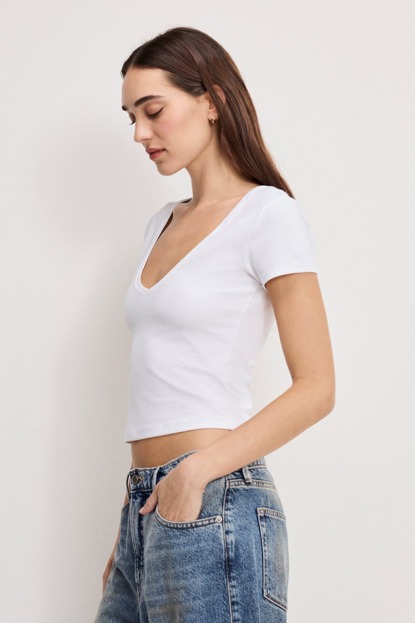 Good American Super Stretch V-Neck Baby Tee
