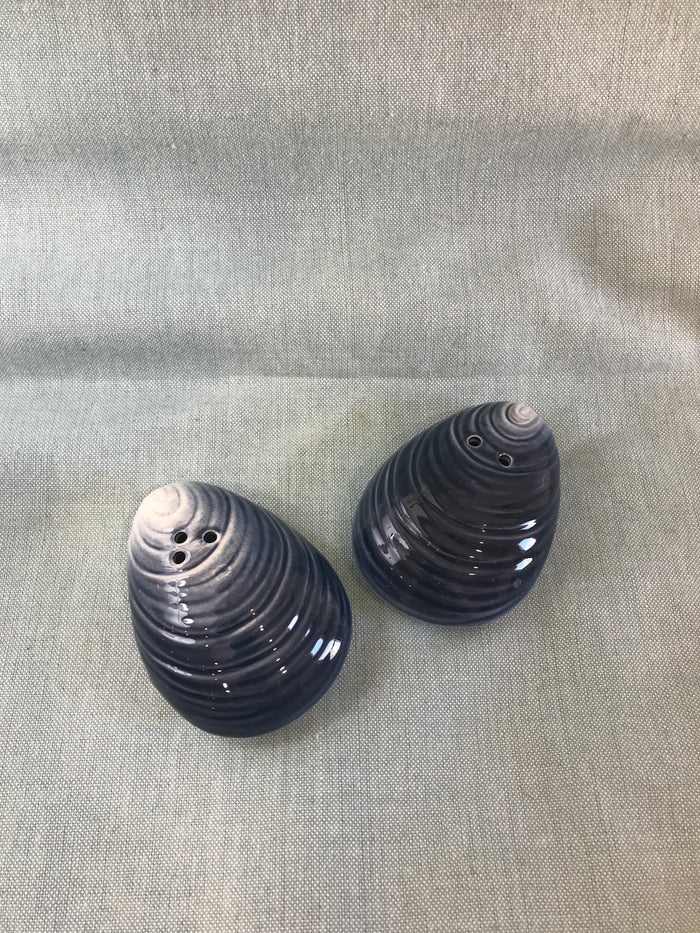 Mussel Set of 2 Ceramic Salt n Pepper